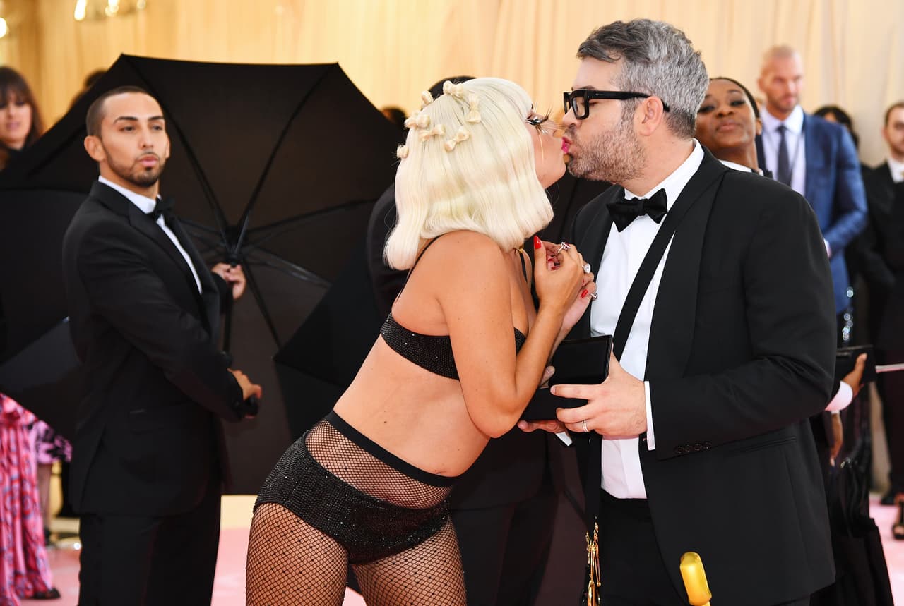 Para terminar, el beso en los labios entre Lady Gaga y el diseñador Brandon Maxwell como cierre a una entrada espectacular. ¿Quién quiere entrar después de ella?