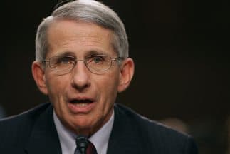 <b>Puesto 5: Anthony Fauci, director del Instituto Nacional de Alergias y Enfermedades Infecciosas.</b> Después de la inacción de la administración Trump, Fauci surgió como la figura de autoridad pública más confiable. "Es un fracaso, admitámoslo", dijo al Congreso sobre los planes para mejorar la realización de pruebas del gobierno. Ha ayudado a que la Casa Blanca corrija el rumbo.