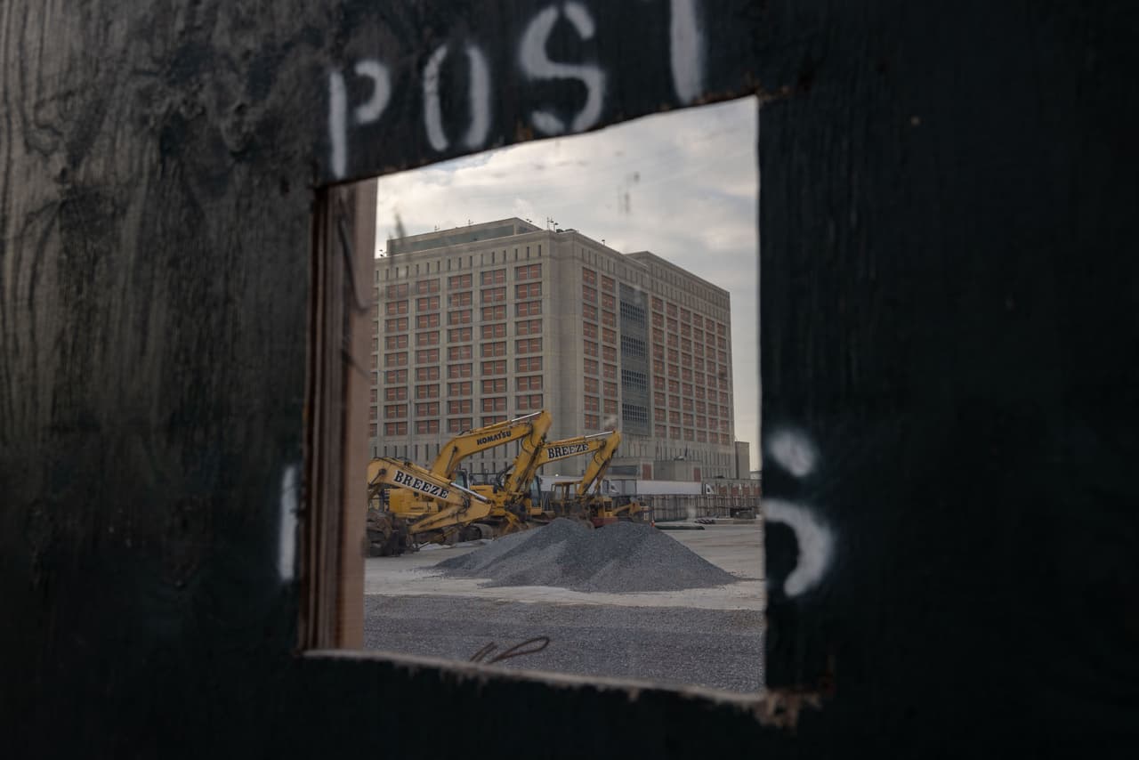 La pandemia de COVID-19 también puso de manifiesto las deficiencias de la instalación, con el primer recluso federal que dio positivo en la prueba de COVID-19 en marzo de 2020.