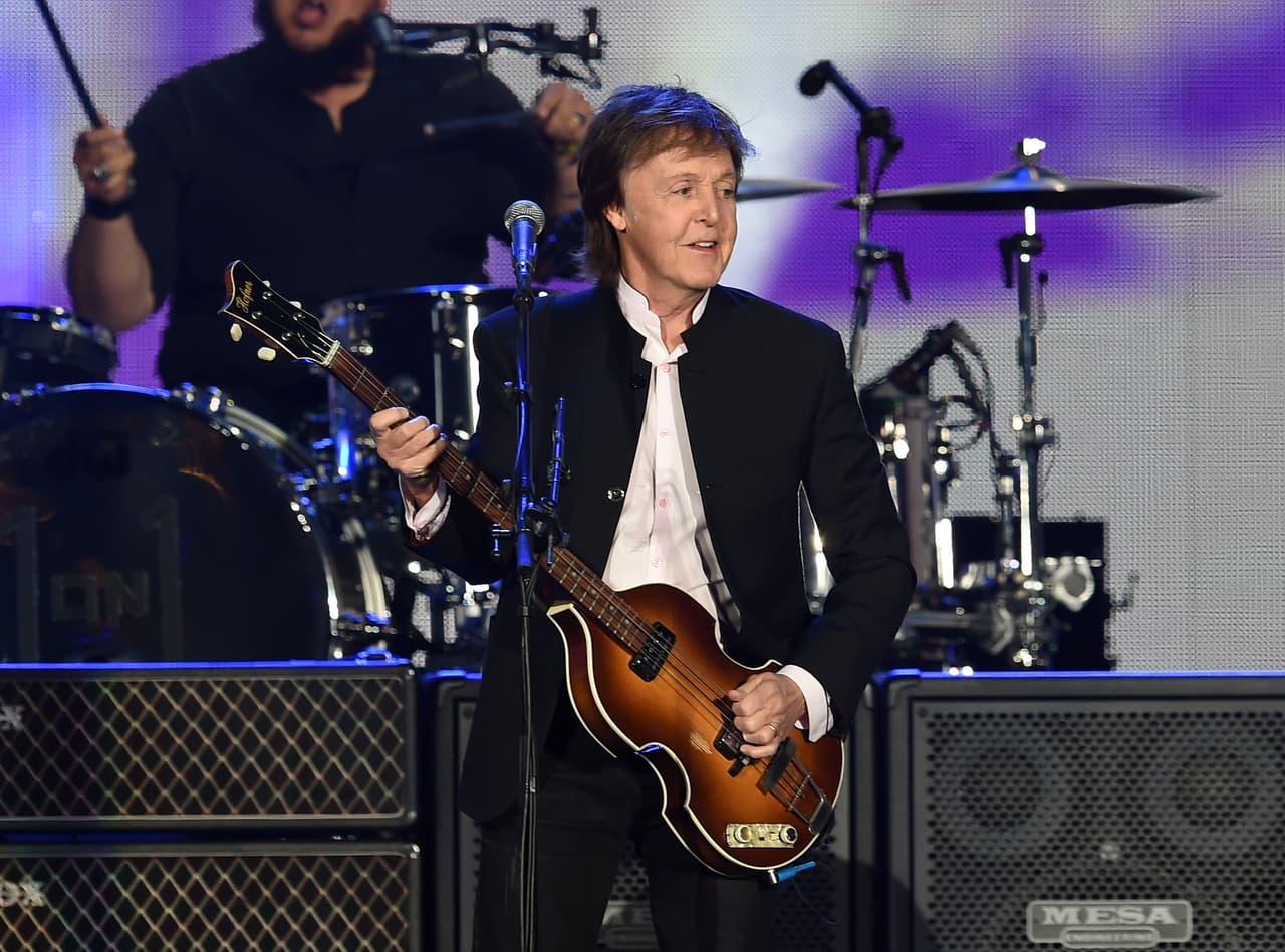 Paul McCartney presenta una canción que grabó con Elvis Costello en 1989