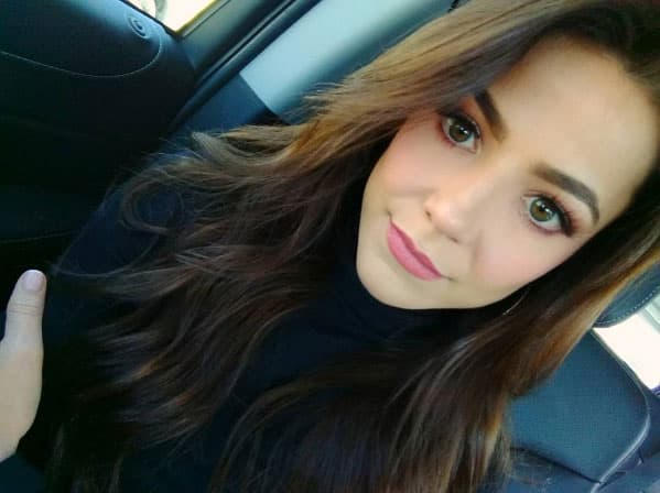 Le encanta comer perros calientes (hot dog).