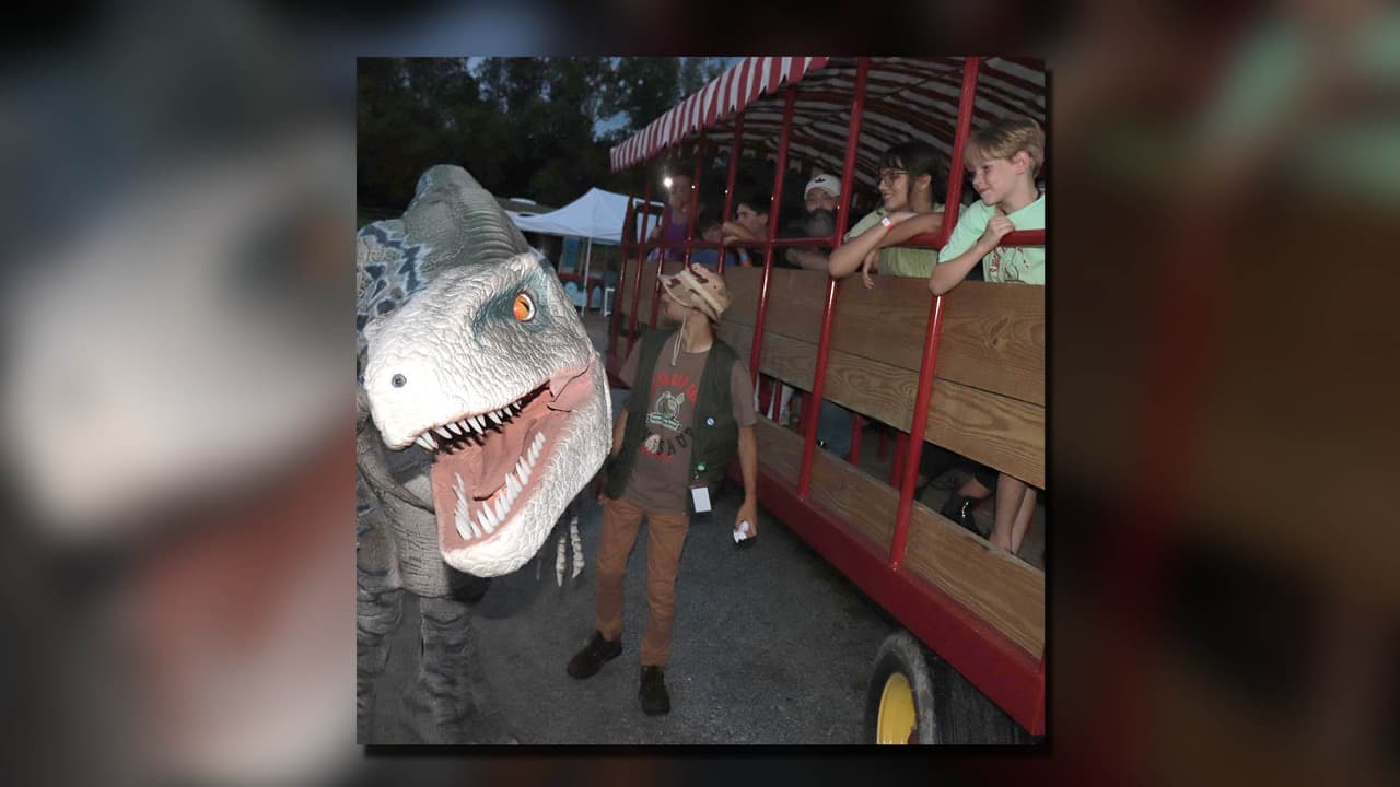 Una vez dentro, los visitantes tomarán un autobús de enlace hasta el sendero de dinosaurios pavimentado y boscoso de un cuarto de milla.