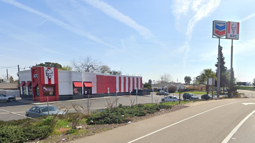 Pierde el control de su camioneta en un drive-thru y termina muerto en una autopista