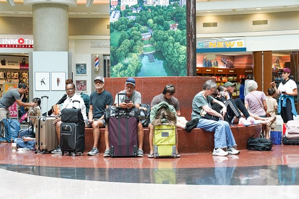ATLANTA, GEORGIA - 20 DE JULIO: La gente hace fila en el Aeropuerto Internacional Hartsfield-Jackson el 20 de julio de 2024 en Atlanta, Georgia. Tras la interrupción global de TI de ayer, la gente sigue teniendo problemas para navegar en los viajes aéreos, encontrar su equipaje y volver a reservar vuelos que habían sido cancelados. (Foto de Megan Varner/Getty Images) Crédito: Getty Images.