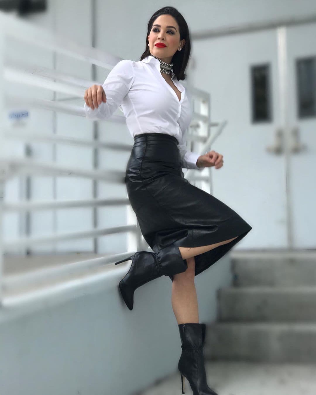 No cabe duda de lo bien que Karlita combina y luce las botas y botines.