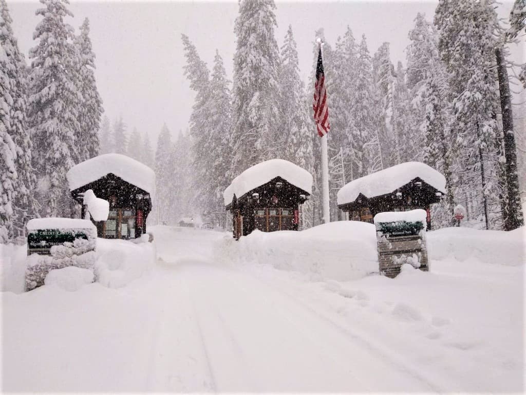 Caen 18 pulgadas de nieve en el Parque Yosemite, pero el recinto continúa cerrado por seguridad