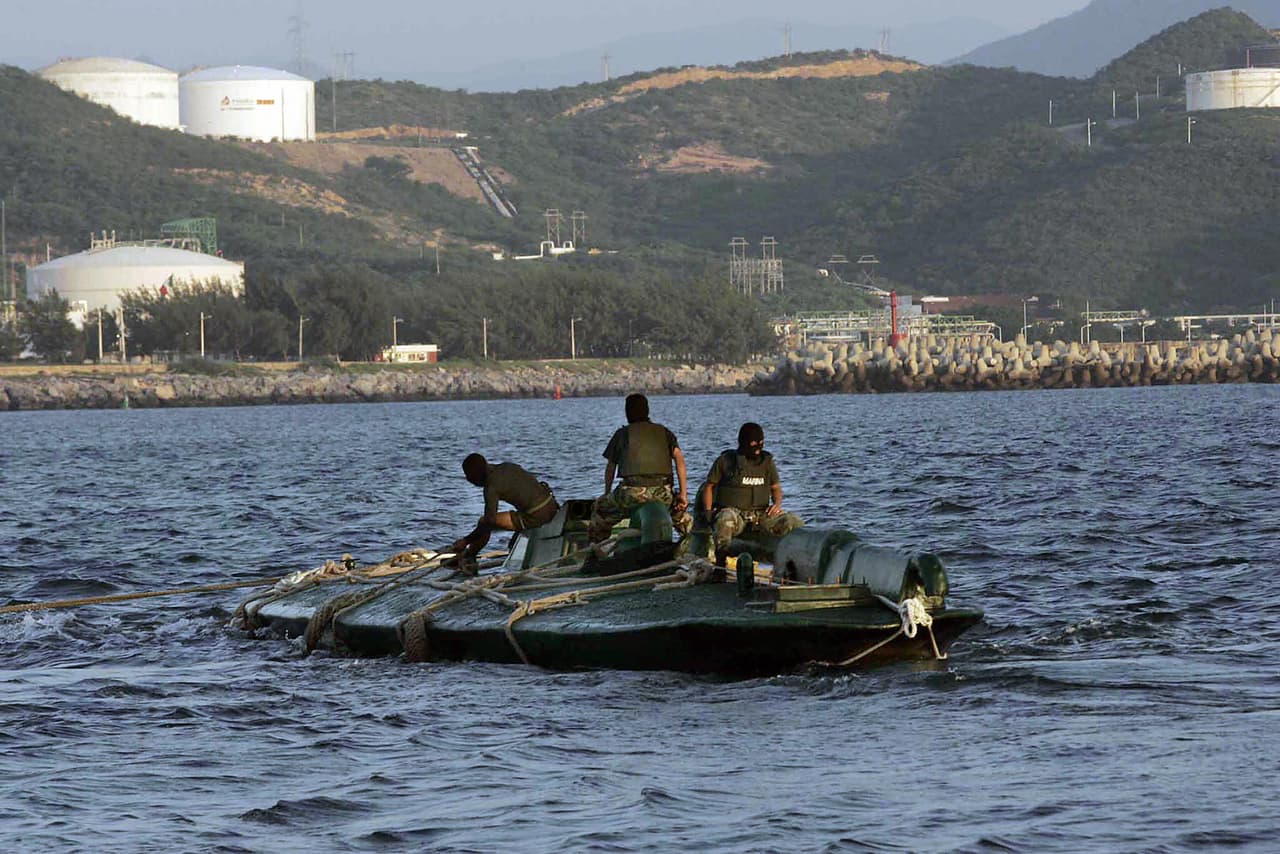 <b>Un negocio que muta para adaptarse.</b> Organizaciones de todo el mundo continúan operando en la producción y distribución de drogas, y en el 
<a href="https://www.univision.com/noticias/narcotrafico/el-narcotrafico-prospera-como-nunca-en-mexico-y-el-lavado-de-dinero-llega-a-sumas-estratosfericas"><u>lavado de dinero</u></a>. Cada golpe de las autoridades cambia las estructuras de los grupos los atomiza y surgen nuevos métodos. También surgen nuevas sustancias ilicitas diseñadas en sofisticados laboratorios clandestinos. 
<br>
<br>De los primitivos escondites en maletas o autos, los narcotraficantes han evolucionado a formas más sofisticadas para transportar la droga, que incluyen 
<a href="https://www.univision.com/noticias/narcosubmarinos-viaje-al-fondo-del-mal"><u>submarinos</u></a> (en la foto), 
<a href="https://www.univision.com/noticias/estados-unidos/descubren-el-mayor-narcotunel-fronterizo-de-la-historia-en-san-diego"><u>túneles</u></a> o 
<a href="https://www.univision.com/noticias/noticias-de-mexico/dea-alerta-sobre-drones-mexicanos-usados-por-el-narco"><u>drones</u></a>. Los sobornos a las autoridades en los países por donde circula la droga hacia EEUU forman parte de la estructura del negocio. 
<a href="https://www.univision.com/noticias/narcotrafico/juicio-saca-a-la-luz-nivel-profundo-de-narcocorrupcion-en-honduras"><u>Vea aquí los detalles del juicio en Nueva York que expone la narcocorrupción en Honduras</u></a>