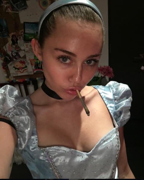 Es común ver imágenes en sus redes en las que se le ve fumando, o en posiciones muy sugerentes.