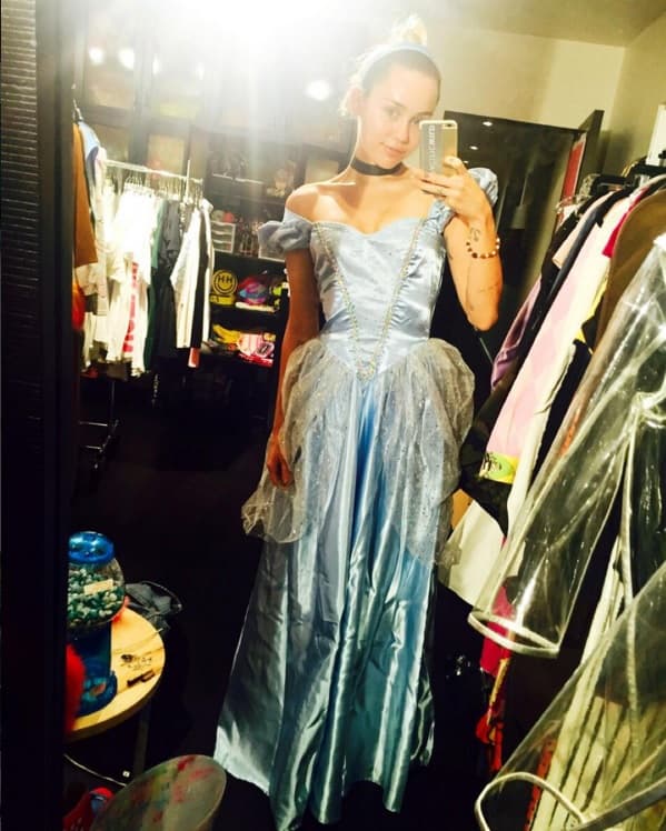 Miley se volvió desenfrenada e irreverente, imagen que no fue bien recibida por muchos de sus colegas, entre ellos, amigos de la infancia, de cuando era la tierna Hanna Montana.