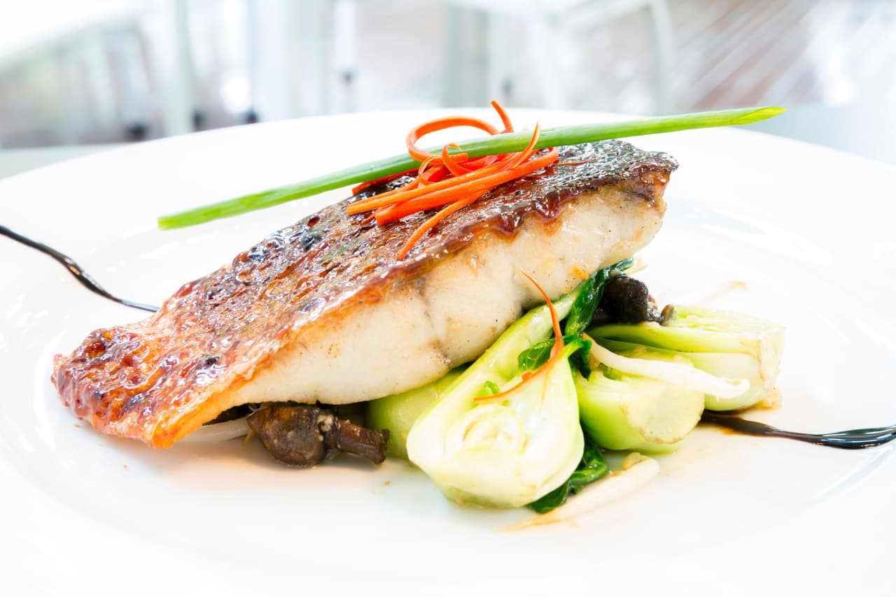 Da el ejemplo. Si tus niños te ven comiendo pescado, es mucho más probable que se animen a probarlo. Prepárales recetas divertidas que tú también disfrutes, y tendrás asegurado gran parte del proceso de aceptación del nuevo platillo.