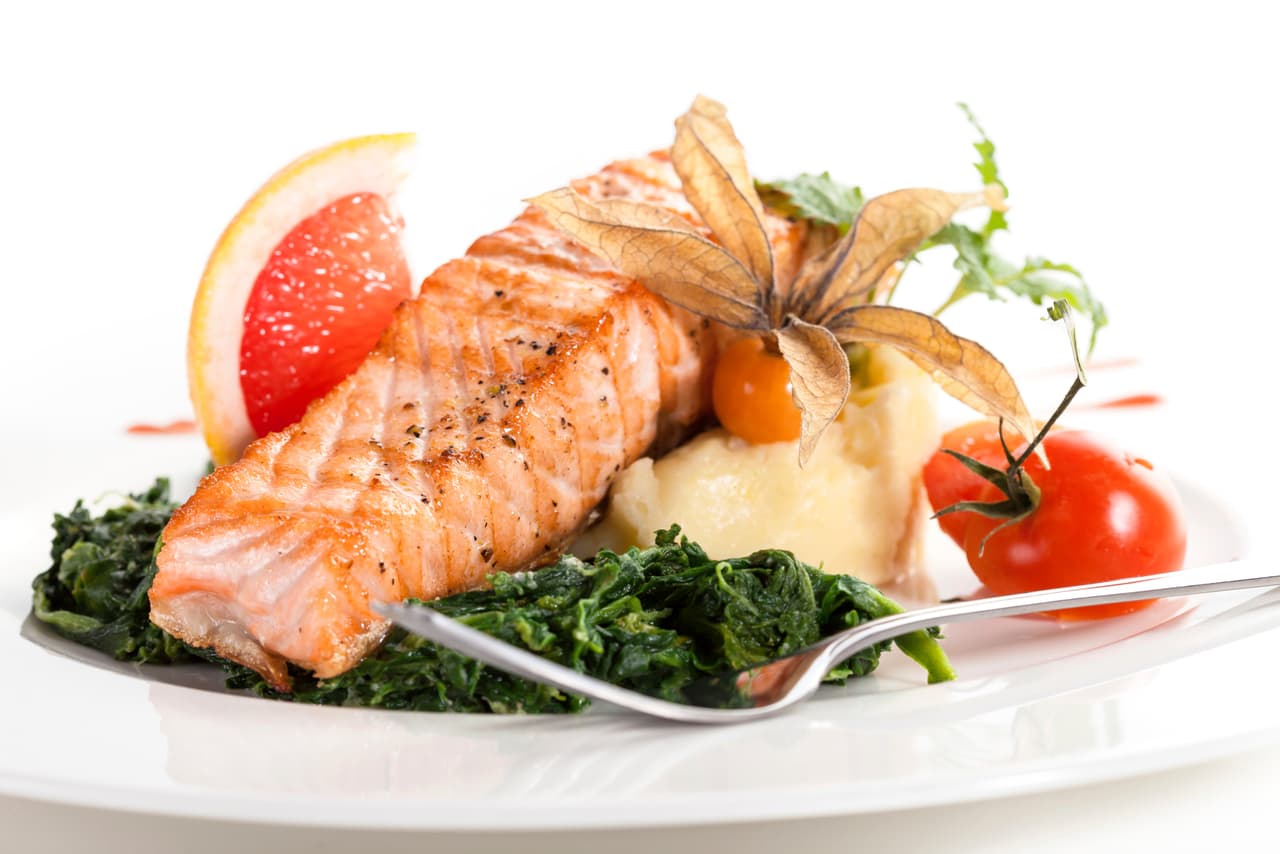 Cero espinas. Desterremos este problema. Opta por filetes suaves como la merluza (‘hake’). Si deseas comprar pescados enteros, escoge aquellos que sean grandes (salmón, atún (tuna), lenguado (‘flounder’)), porque sus espinas son visibles y fácilmente removibles.