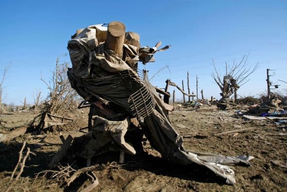 Dos personas perdieron la vida y sobre una veintena resultaron heridas luego del paso de fuertes tornados que tocaron tierra en los poblados de Rochelle y Fairdale a unas 80 millas al noroeste de Chicago la noche del jueves. Rescatistas continúan en la búsqueda de personas desaparecidas entre los escombros.