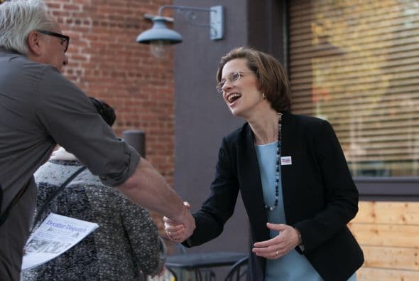 La candidata demócrata para obtener un escaño en el senado federal, Michelle Nunn, salió a recorrer algunas calles de Georgia, a tan sólo unas horas del cierre de centros de votación. Nunn se mostró muy animada saludando a toda la gente que se le acercaba, además sorprendió a los clientes de una conocida cafetería y para finalizar viajó en el servicio de tren MARTA.