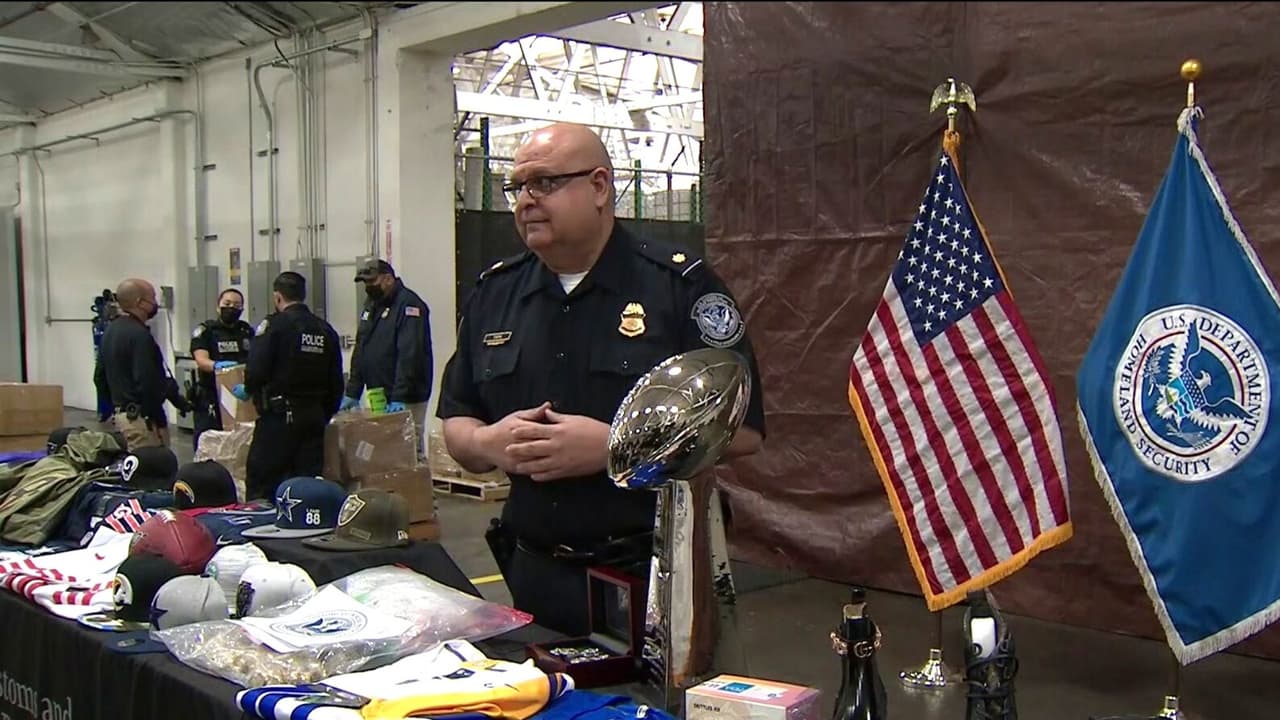 El supervisor David Tapia, de la Oficina de Aduanas y Protección Fronteriza, asegura que tienen “varios métodos para inspeccionar e identificar si una mercancía es falsificada”, esto como una medida para contrarrestar a quienes planean aprovecharse de los turistas que llegan por el evento deportivo.