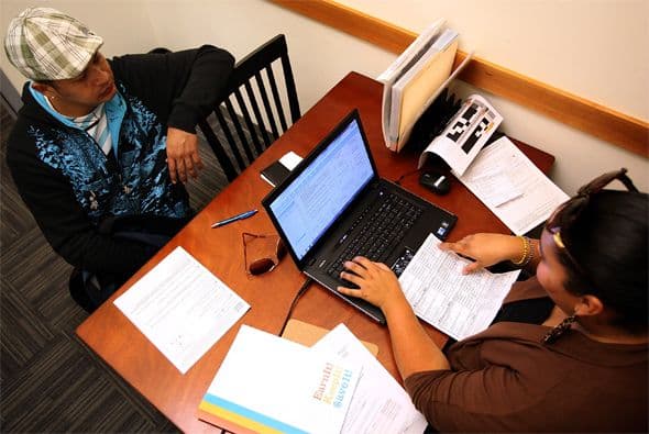 Condenan a prisión a preparadores de impuestos por presentar declaraciones falsas en Carolina del Norte