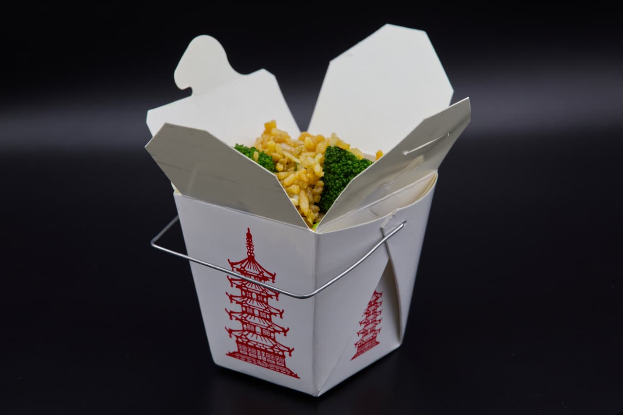 La historia detrás de la icónica caja de comida china para llevar que conquistó a Estados Unidos