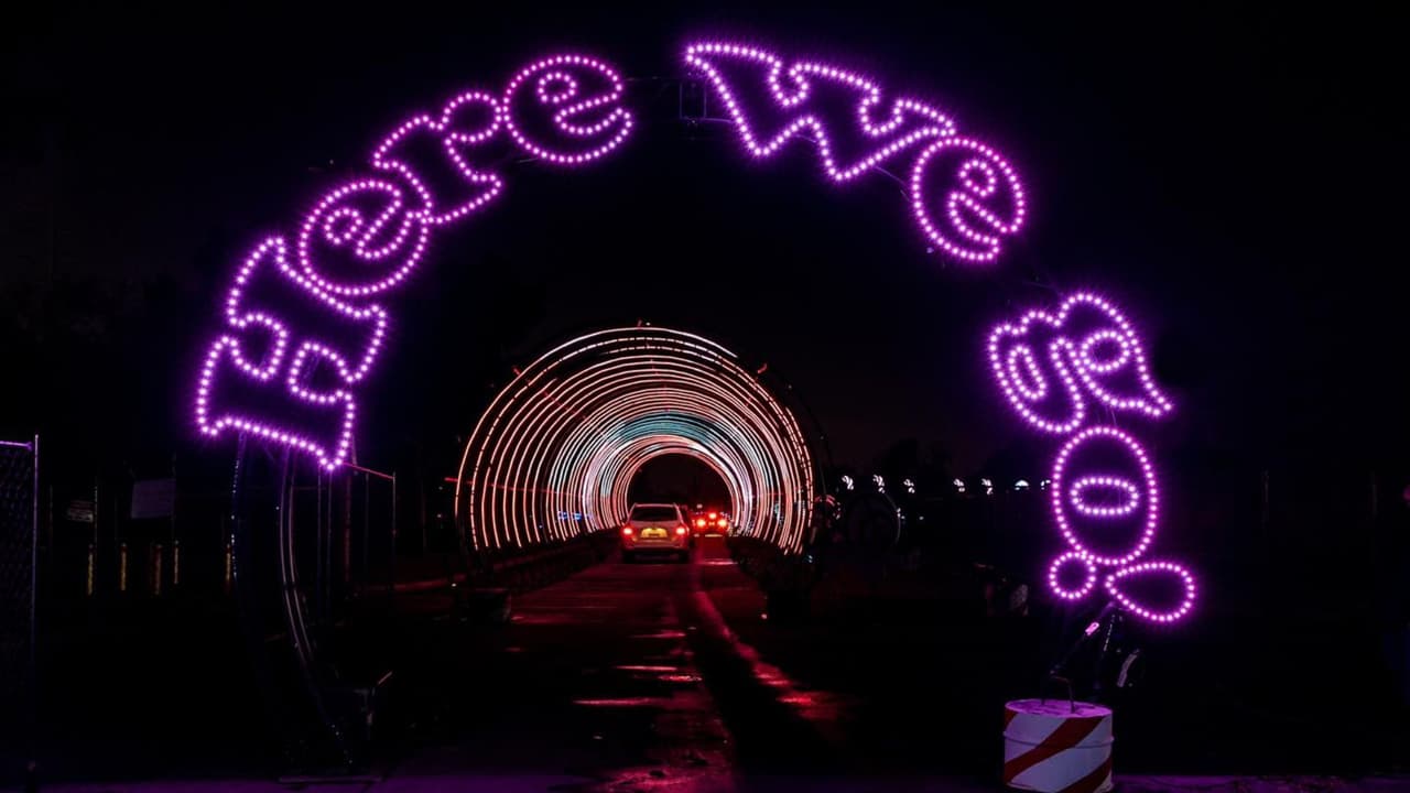 Además, los amantes del patinaje sobre hielo pueden deslizarse en la pista de patinaje que se encuentra en un lateral del parque, creando momentos inolvidables en familia.