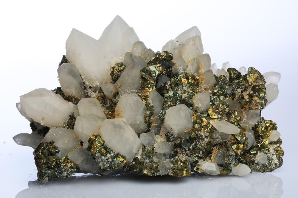 Unas creencias adicionales de la pirita es que beneficia al sistema respiratorio, pues alivia el asma y la bronquitis. También puede reducir fiebres e inflamaciones abdominales.