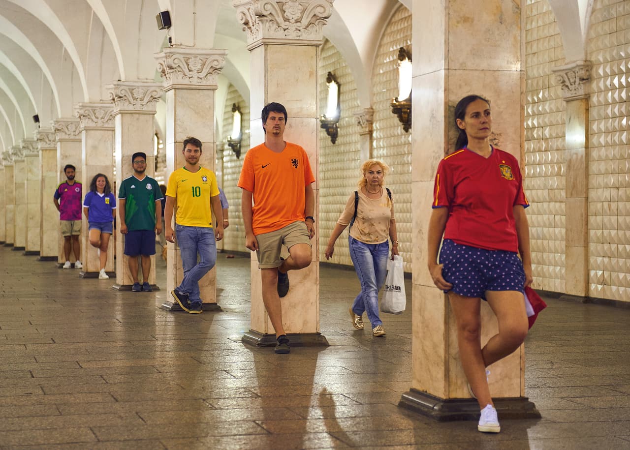 Vistiendo el color rojo está la española Marta Márquez: escritora y presidenta de 
<a href="http://www.galehi.org/">GALEHI (Asociación de Familias LGTB)</a>. “Me llamaron y no me lo pensé dos veces. Casi me da un patatús de emoción, aunque no te miento si te digo que
<b> tenía un poquito de miedo</b>. En este proyecto se unían mis pasiones: mi activismo, mi amor por viajar y mi familia (nuestra hija es medio rusa). Así que acepté a sabiendas de que podía ser un reto complicado. Ahora sé que acerté al sumarme”.