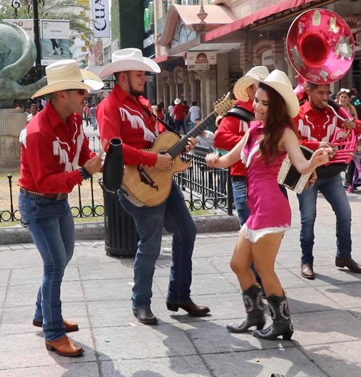 La cantante también se puso a bailar y alegró a todos con su música.