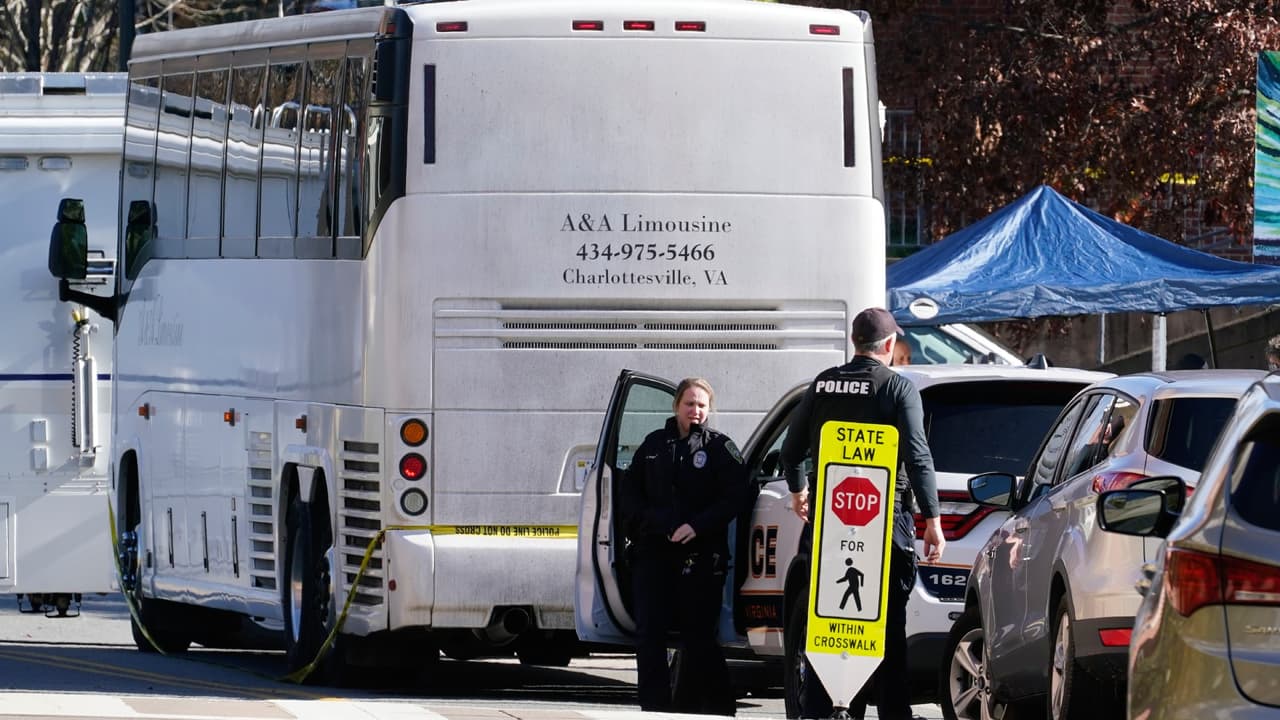 En el vehículo fue visible al menos un impacto de bala.