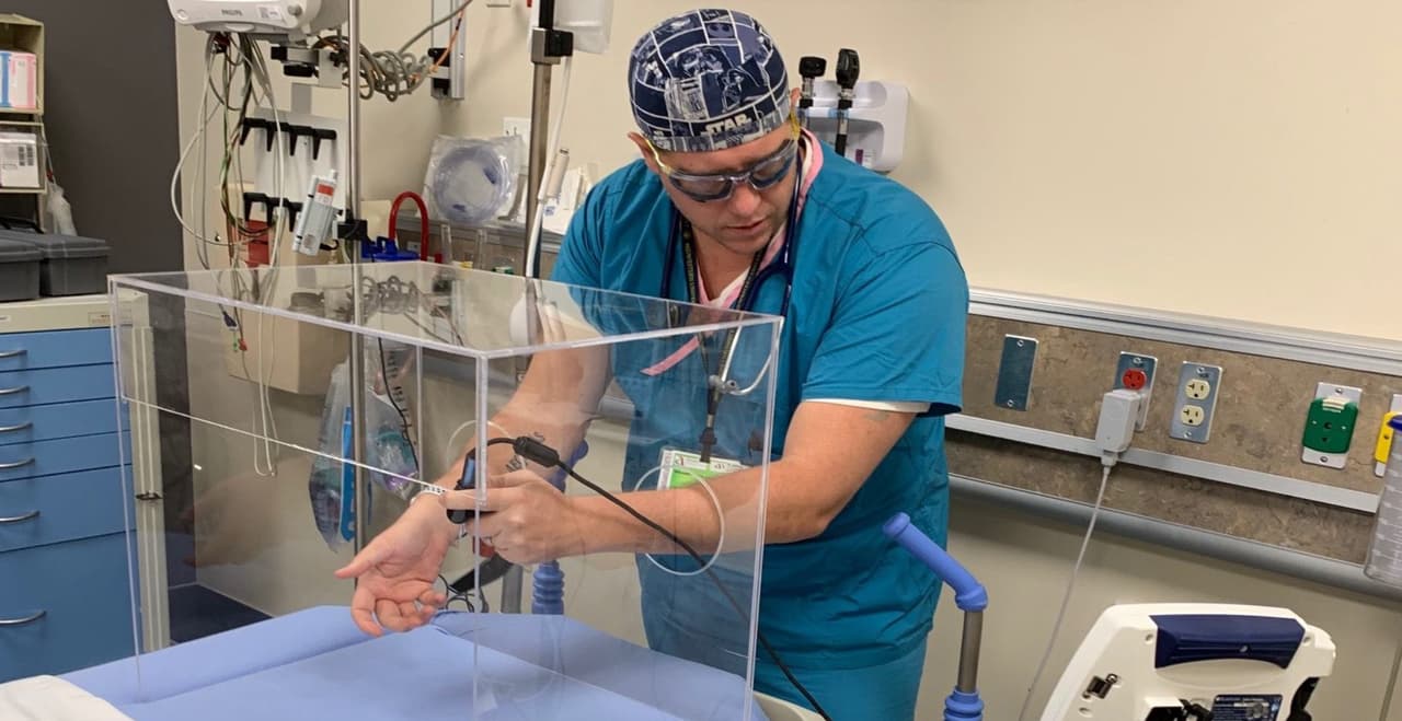 Médicos en Arizona crean dispositivo para ayudar a los trabajadores de la salud a limitar la exposición al coronavirus