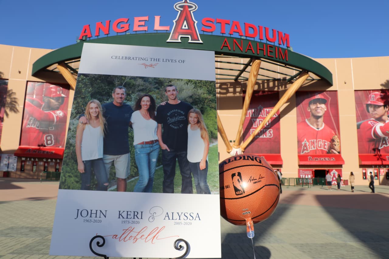 A la entrada principal del Angel Stadium, en Anaheim, en el Condado de Orange, se colocó este memorial por la familia Altobelli.