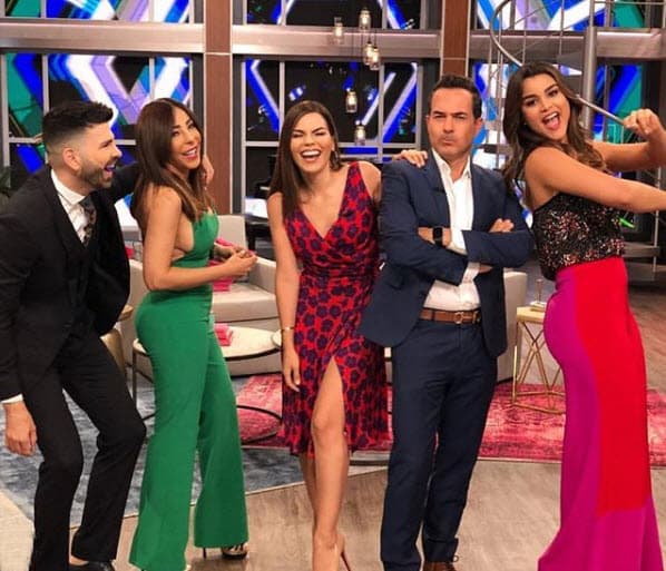 Raúl de Molina y Lili Estefan están ausentes del programa porque se encuentran de vacaciones al otro lado del mundo con sus respectivas familias. Mientras tanto, este grupo de conductores se quedaron a cargo del show.