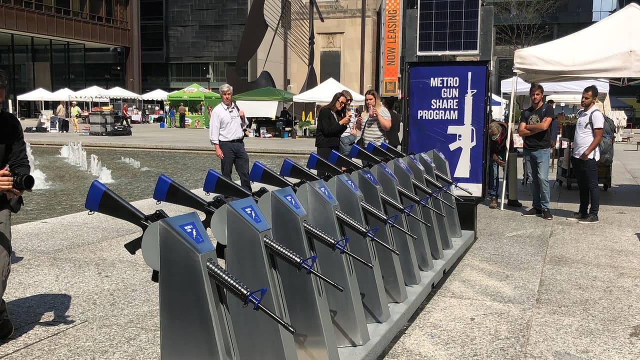 Una curiosa exhibición de rifles AR-15 busca llamar la atención sobre el fácil acceso a estas armas