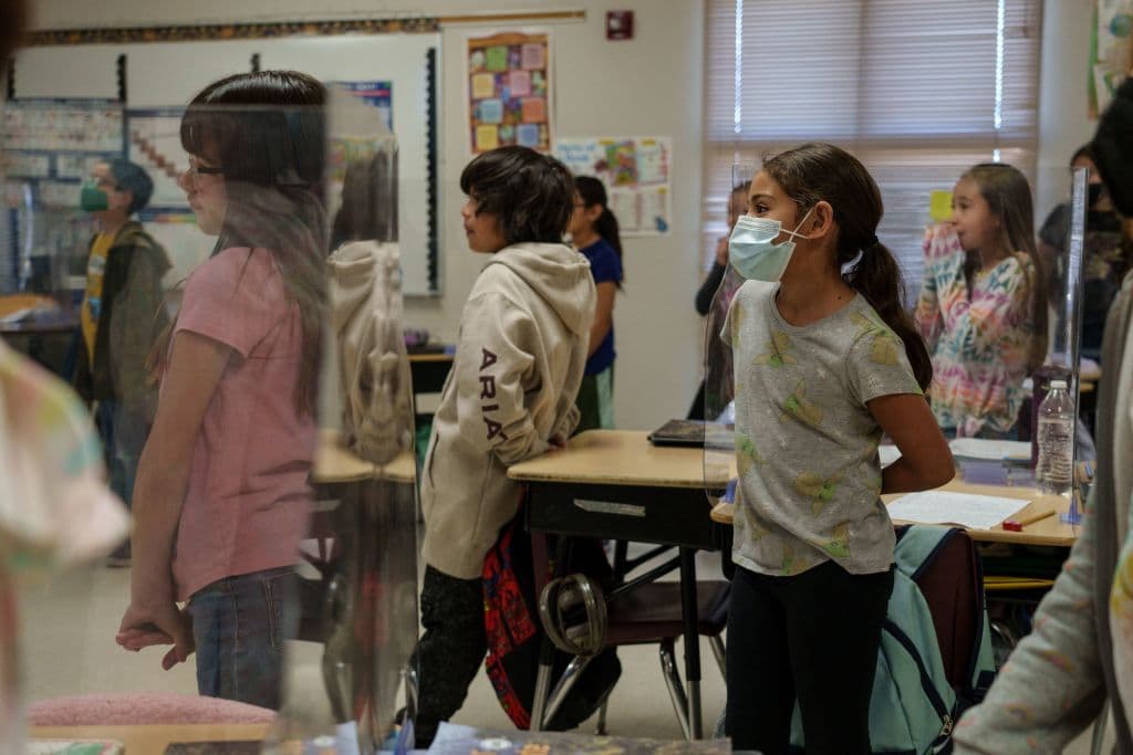 Sindicatos de maestros y empleados de escuelas de Sacramento votan a favor de una huelga