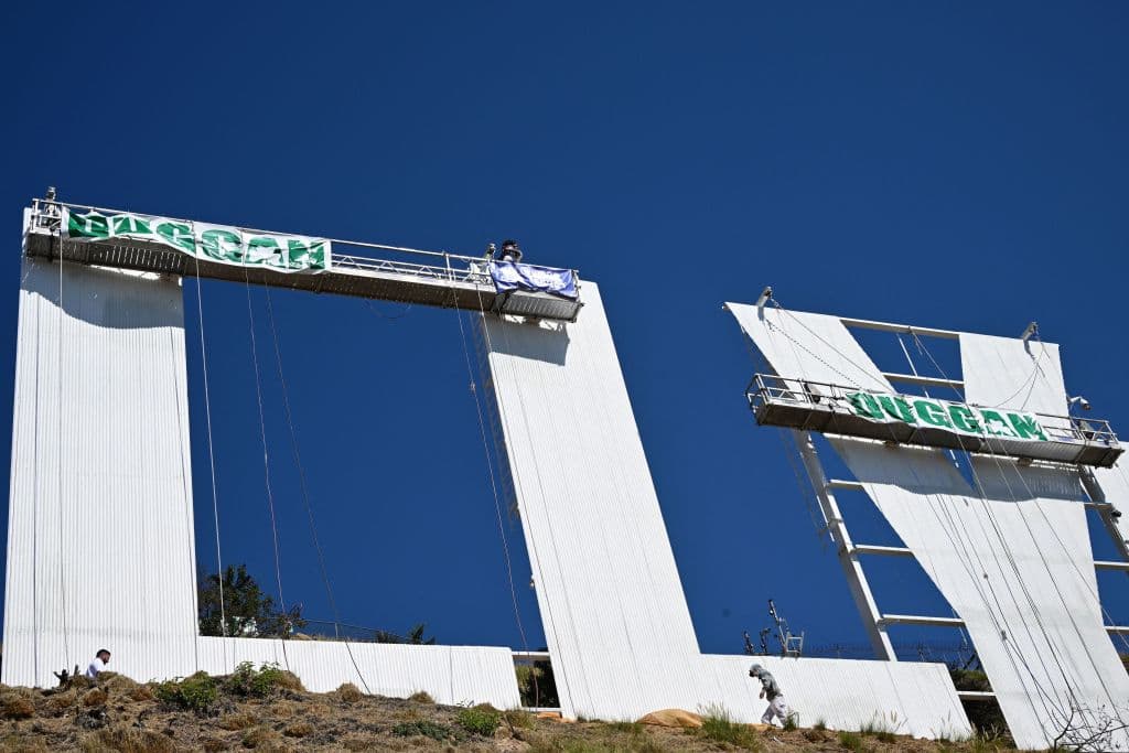 Cada letra mide 50 pies de alto (equivalentes a 15 metros) y 30 pies de ancho (9 metros).