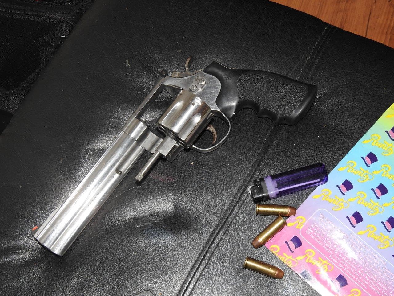 Tres personas fueron arrestadas luego de que autoridades desarticularan un laboratorio clandestino que procesaba droga este jueves por la tarde en Woodstock, Georgia.