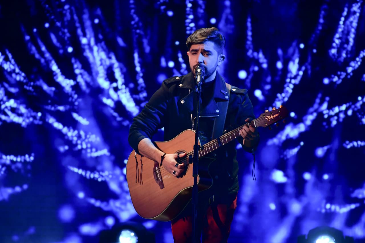 Luego de un par de capítulos de audiciones, en los que los jueces tuvieron la complicada labor de elegir a las participantes que seguirían en competencia, el "Lujo de Sinaloa" finalmente tomó el micrófono y deleitó al público con el tema lanzado en mayo de este año.