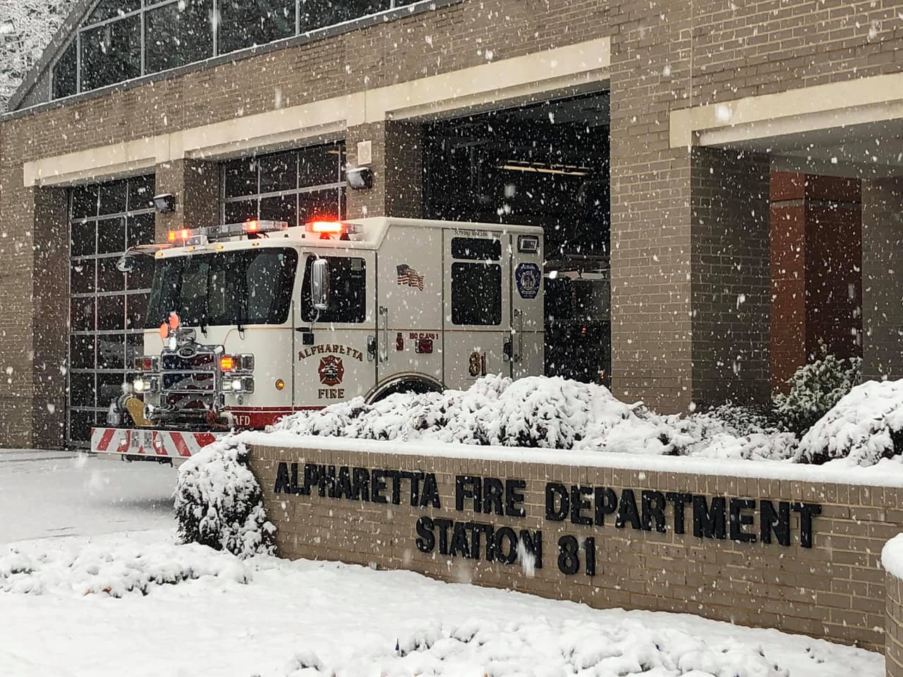 Ciudades como Lawrenceville, Duluth, Alpharetta, Roswell, Suwanee, Kennesaw registraron varias pulgadas de nieves.