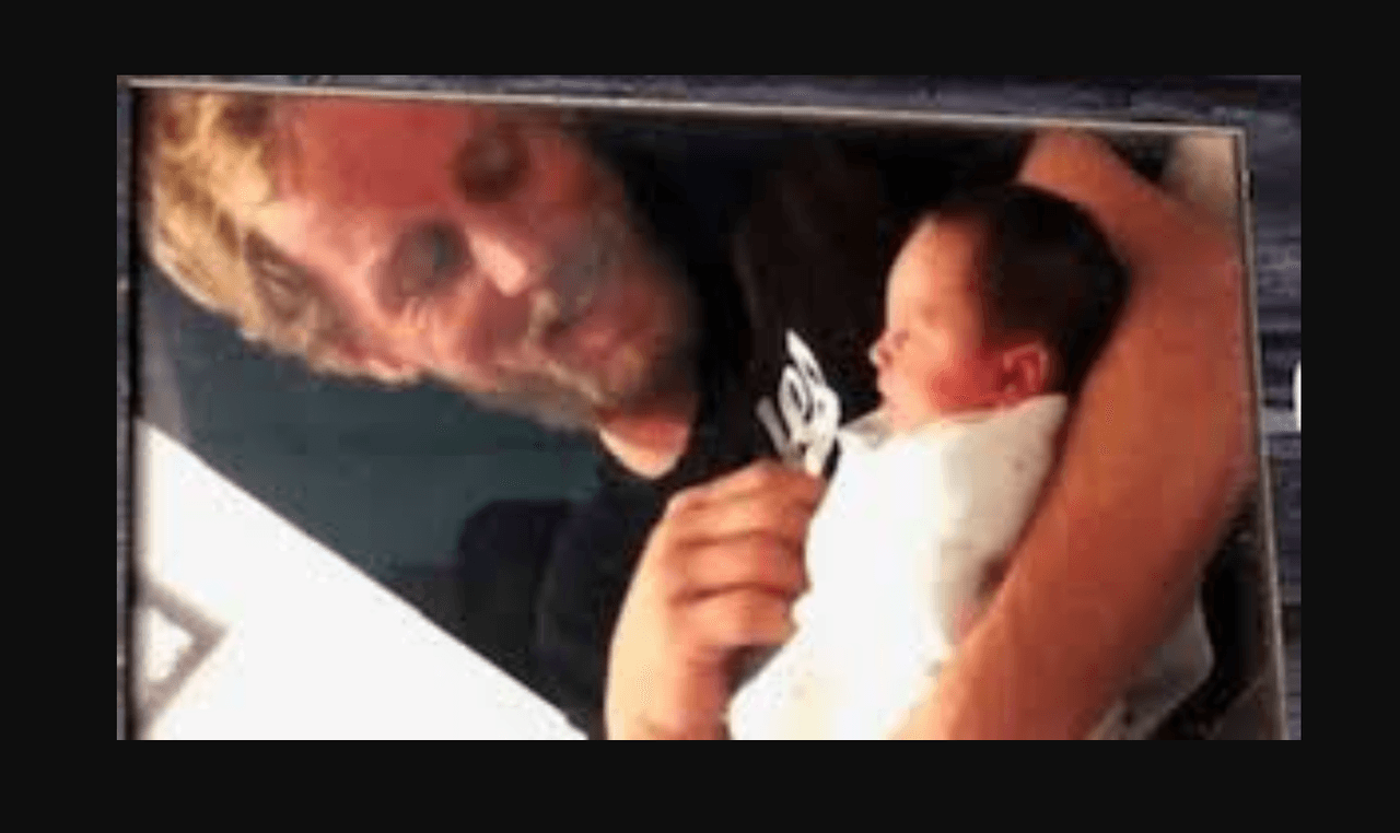 Sin embargo, aproximadamente tres semanas antes, Denton había solicitado una protección de emergencia para sus tres hijos en la corte del condado de Tulare, citando el deterioro de la condición mental de Carrillo.