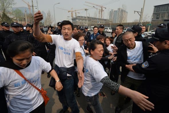 Dichas camisetas las han llevado puestas durante las más de dos semanas desde que desapareció el vuelo que cubría la ruta Kuala Lumpur-Pekín.