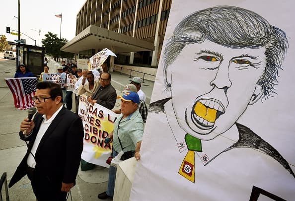 Asimismo, Trump propuso la construcción de un masivo muro en la frontera con México, el cual sería financiado por el gobierno de dicho país.