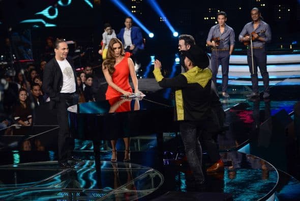 ¿Espinoza o Cristian? Ambos cantantes trataron de explicar cómo se seduce a una dama y dieron tremenda clase de consejos, los cuales aplicaron con la bella Galilea Montijo.