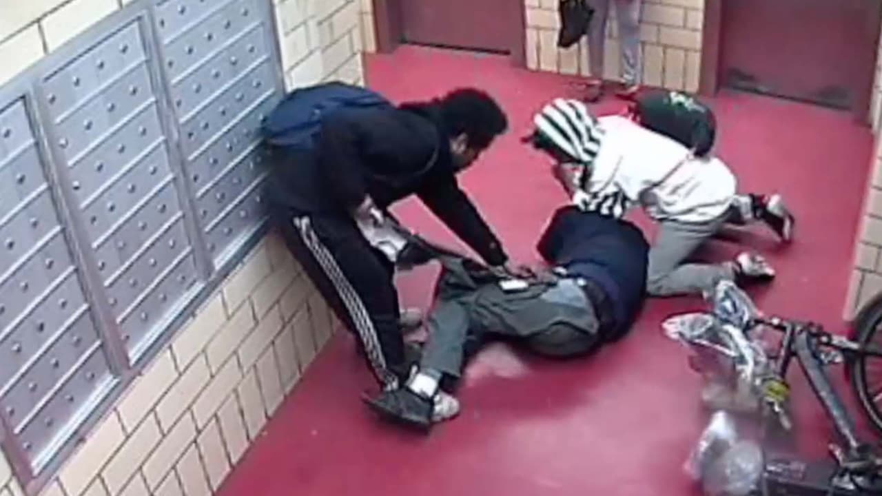 Buscan a los sospechosos de golpear en la cabeza con un ladrillo y robar a un hombre en El Bronx