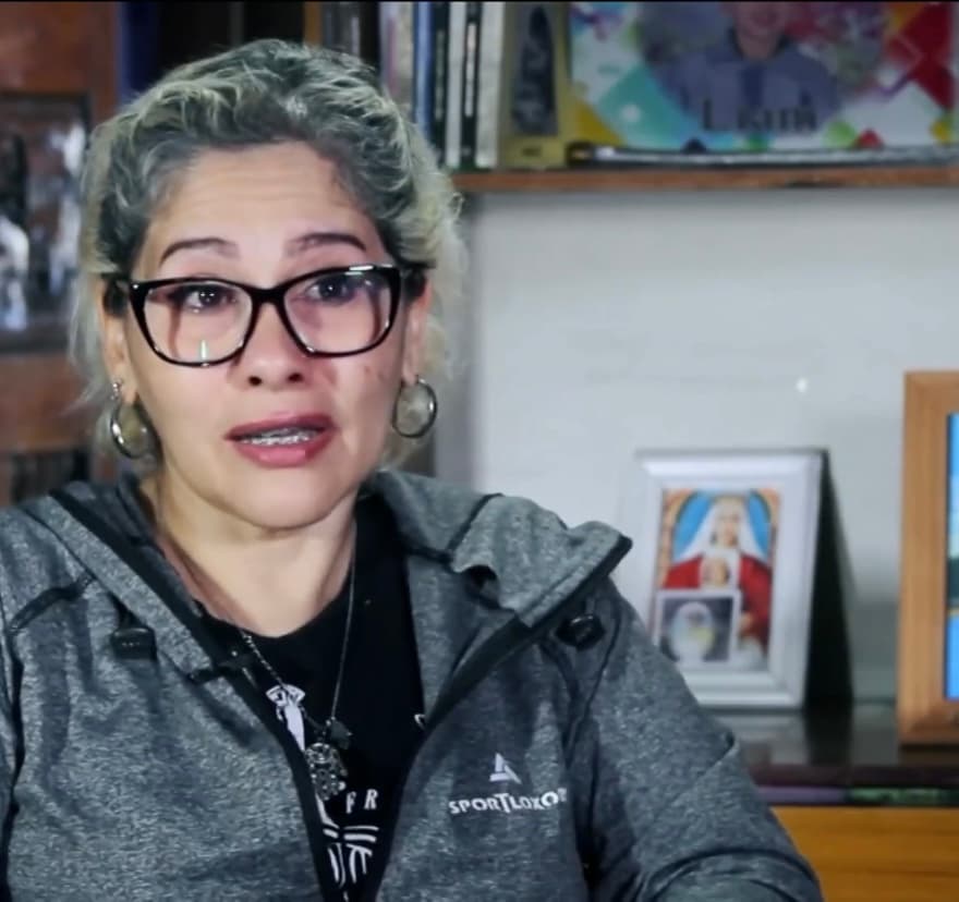 Tras haberse contagiado de covid-19, un día Katiuska Parada se sintió mal y decidió recostarse un rato para descansar. Un mes después, la mujer se despertó en el hospital con su hija angustiada pero feliz de que estuviera viva. 
<br>