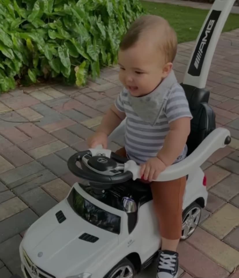 Ford no disimula al disfrutar los viernes de este cumplemes, como en esta ocasión en la que montó su pequeño automóvil con el que no para de caminar siempre con una sonrisa.