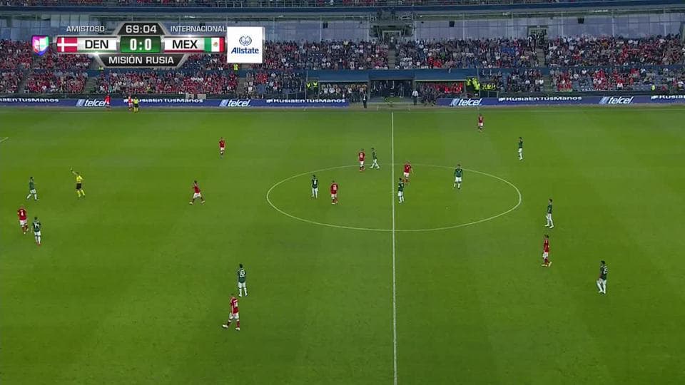 Tarjeta amarilla. El árbitro amonesta a Miguel Layún de Mexico