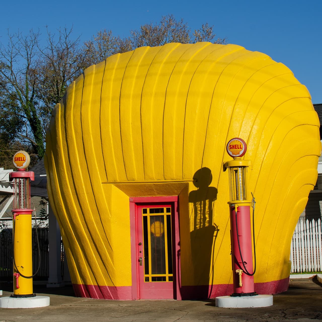 <b><a href="https://goo.gl/maps/1v7g5Deqvh7PAwBk6" target="_blank">The Last Shell Clamshell Station (Winston-Salem)</a></b>. La última gasolinera Clamshell que queda se encuentra en Winston-Salem. Hoy, las paredes del interior se han convertido en un santuario para el hito en sí. Aprende en el lugar sobre la historia de los 'clamshells' y su desaparición.