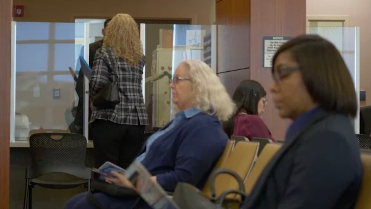 La entrevista con el agente de inmigración es para corroborar que la información que está en los formularios es la misma que la persona llenó. No se trata de otra cosa y no debes ir asustado, asegura González.