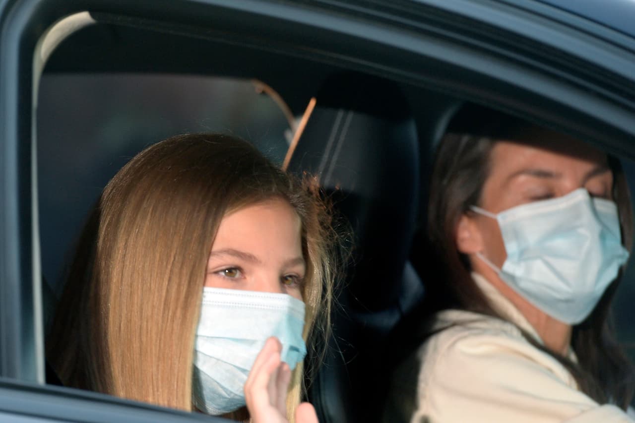 La infanta Sofía, que cumplió 13 años en abril pasado, inició sus clases presenciales dos días después que su hermana, es decir, el pasado viernes 11 de septiembre. 
<br>