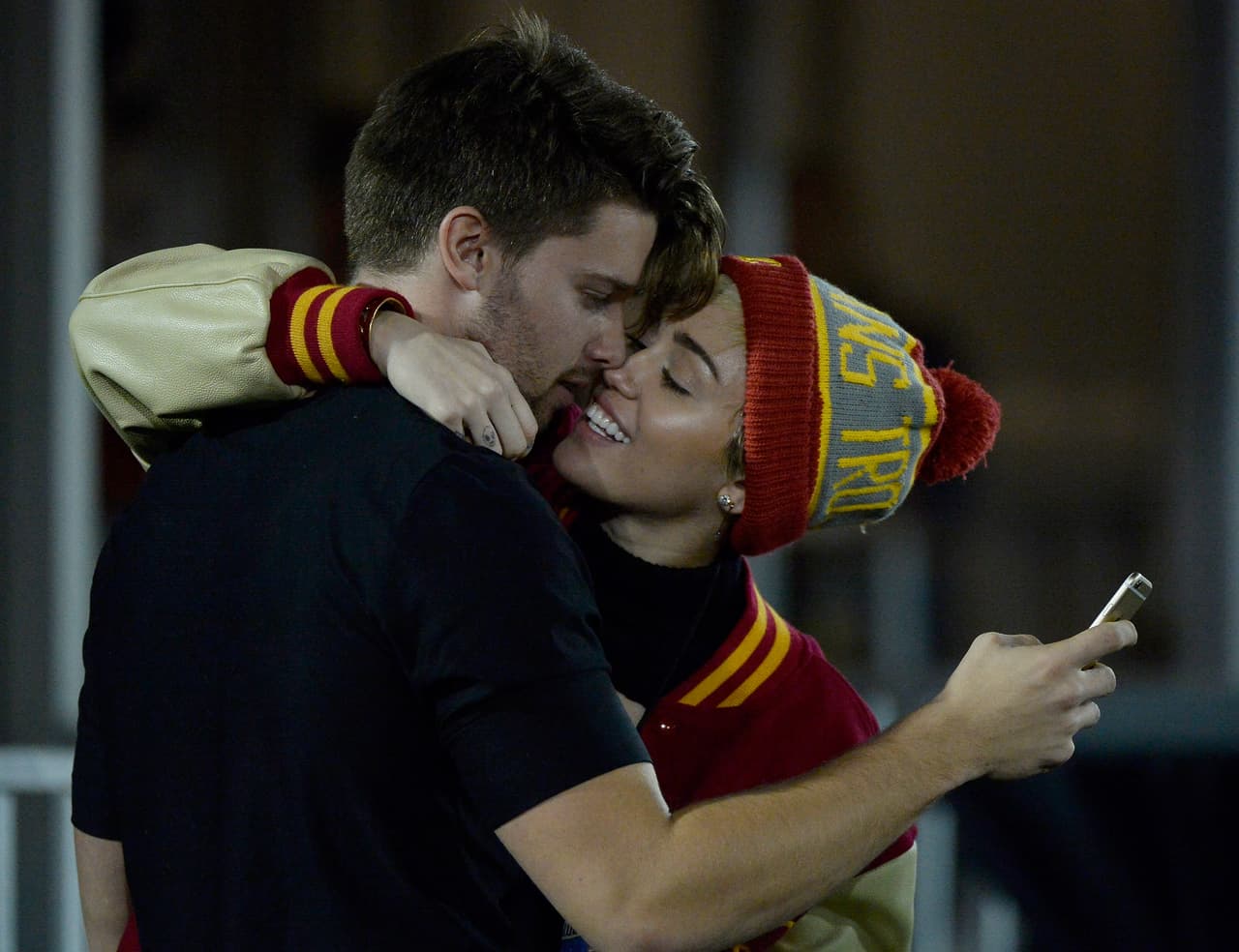 Así de enamorados estaban Miley Cyrus y Patrick Schwarzenegger, quienes protagonizaron uno de los romances más escandalosos de estos últimos meses.