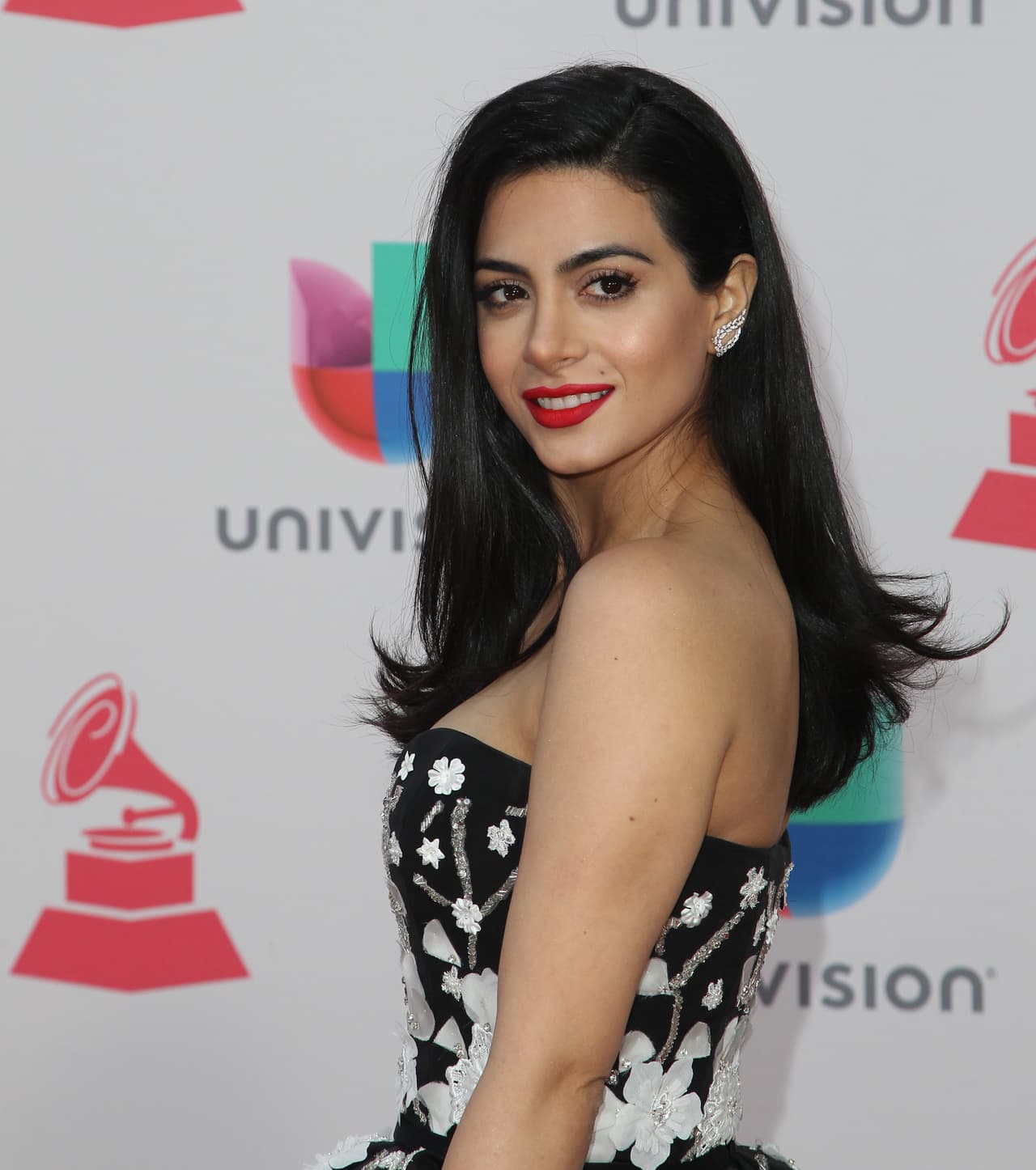 La actriz Emeraude Toubia, novia de Prince Roy, con 
<i>ear crawler</i> de brillantes.