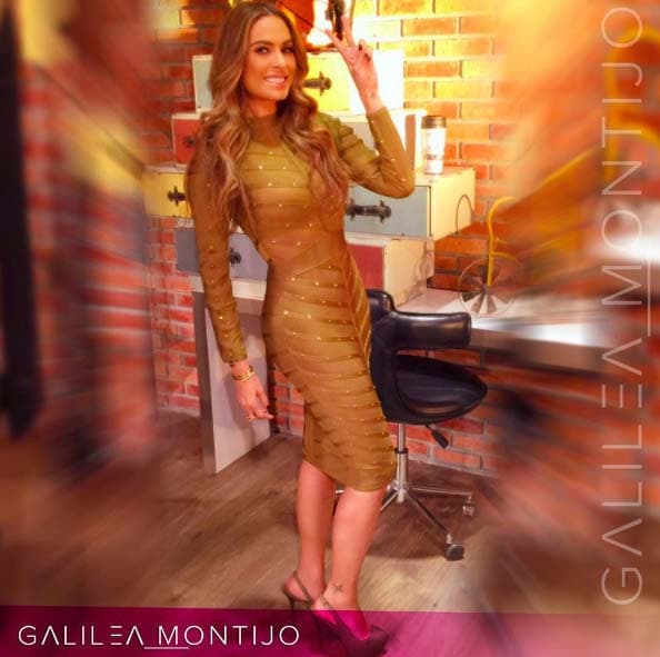 ¿Quieres brillar? Los vestidos de colores dorados y plateados, con o sin brillos, se ven padrísimos y seguro voltearán a verte.