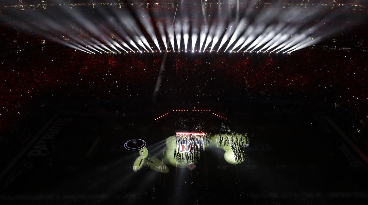 El popular cantante se presentó en el show de medio tiempo del partido entre New England Patriots y Philadelphia Eagles con sus éxitos de hoy y siempre.