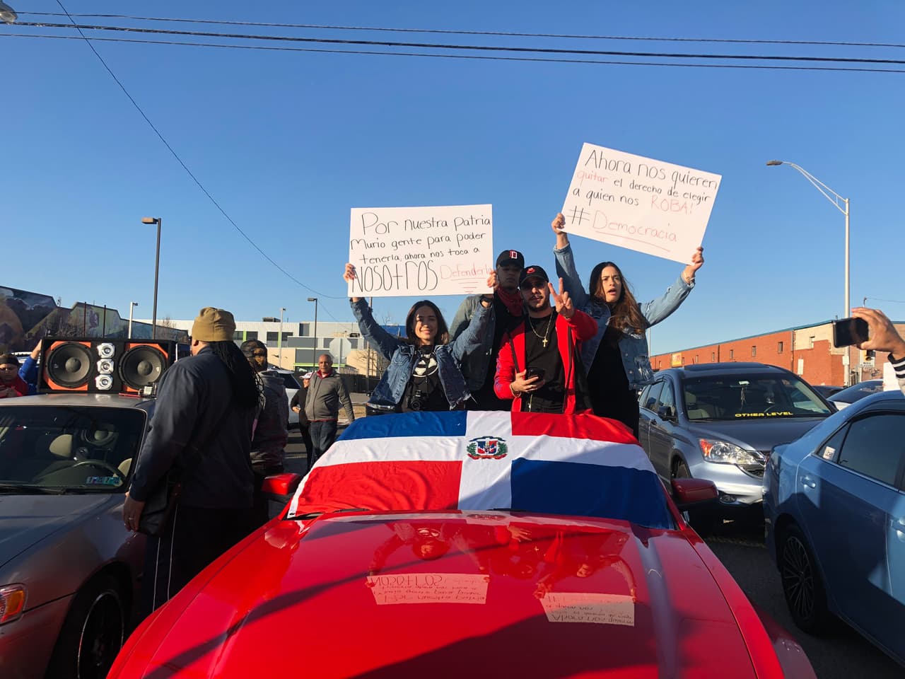 Muchos de los asistentes lanzaron consignas contra la Presidencia de Danilo Medina, a quien acusan de responsable en lo que calificaron de un "sabotaje a la democracia".